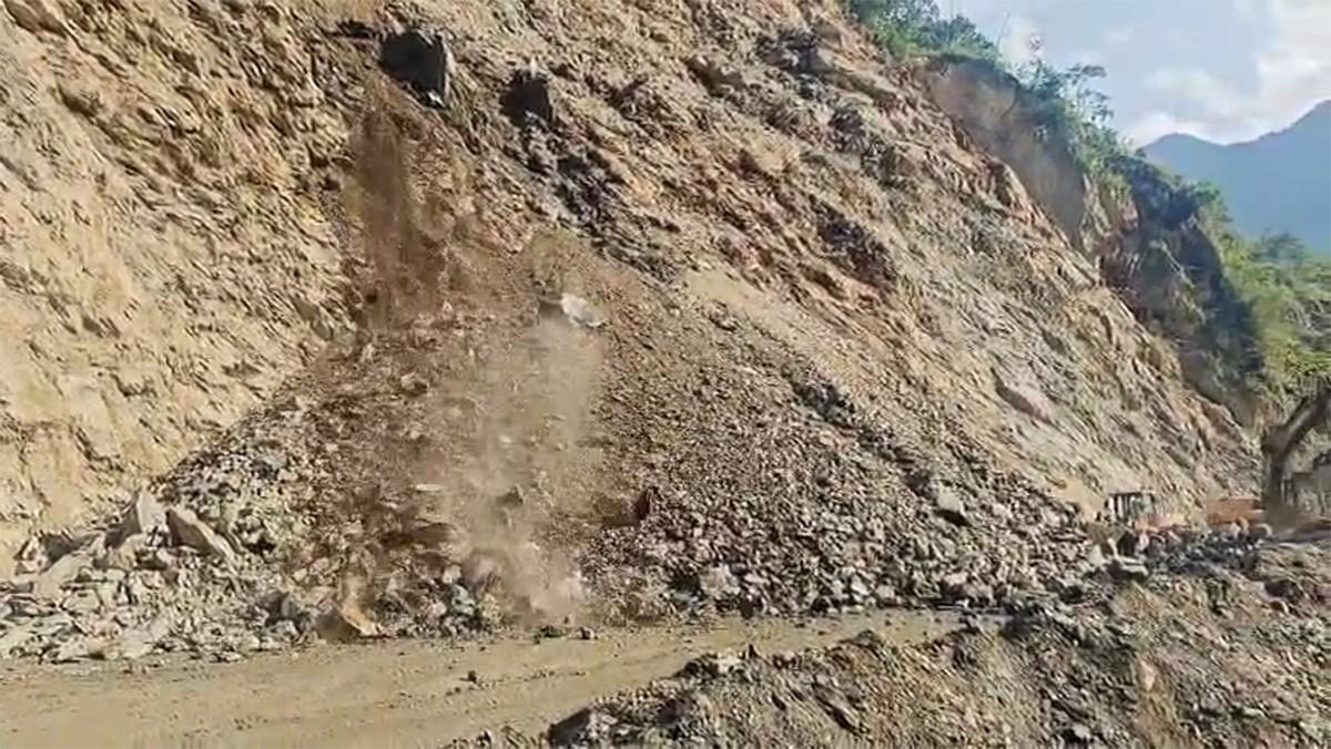 भाँडी खोला क्षेत्रस्थित मेची राजमार्ग अवरुद्ध